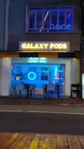 un magasin de poteaux de calgary avec des lumières bleues dans la fenêtre dans l'établissement Galaxy Pods Capsule Hotel Boat Quay, à Singapour