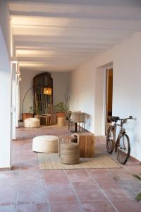 ein Zimmer mit einem Fahrrad in der Mitte in der Unterkunft Hostal Es Niu de Tamariu in Tamariu