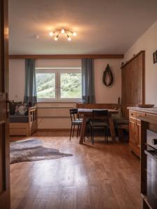 eine Küche und ein Esszimmer mit einem Tisch und Stühlen in der Unterkunft Haus am rechten Fleck in Kaunertal