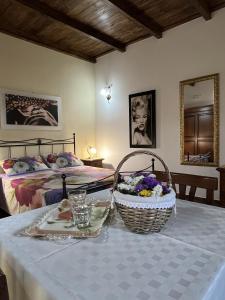 纳尔多Masseria Agriturismo Fontanella的一张带一篮鲜花和一张床的桌子