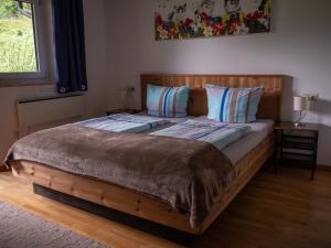 1 Schlafzimmer mit 2 Betten und einem Fenster in der Unterkunft Haus am rechten Fleck in Kaunertal