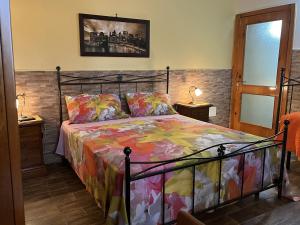 una camera da letto con un letto con un piumone colorato di Masseria Agriturismo Fontanella a Nardò