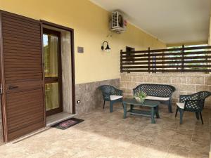 patio con sedie, tavolo e porta di Masseria Agriturismo Fontanella a Nardò