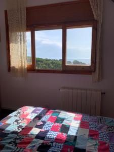 Ένα ή περισσότερα κρεβάτια σε δωμάτιο στο Calella de Palafrugell bellísimo apartamento con vistas al mar