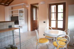サルテアーノにあるBeautiful Tranquil Villa in Tuscanyのキッチン、ダイニングルーム(テーブル、椅子付)