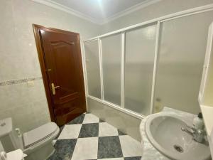 un baño con inodoro y lavabo en Casa Nati, en Alfarnate 16 fotos más