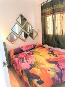 Schlafzimmer mit einem Bett mit Wandgemälde in der Unterkunft Beachfront and Peaceful Apartment in Mareny Barraquetas