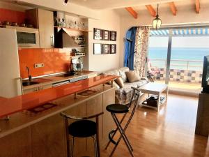 Η κουζίνα ή μικρή κουζίνα στο Beachfront and Peaceful Apartment