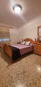 1 dormitorio con 1 cama grande y vestidor en La Chirrichana, en Bicorp