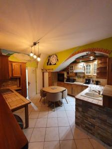 una grande cucina con tavolo e piano di lavoro di Appartement ardeche vallée de l'ouvèze SANS extérieur mais à proximité de parcs a Flaviac