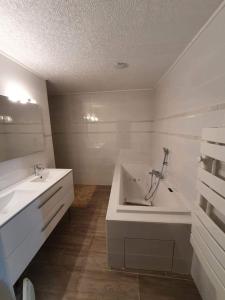 Bathroom sa Appartement ardeche vallée de l'ouvèze SANS extérieur mais à proximité de parcs