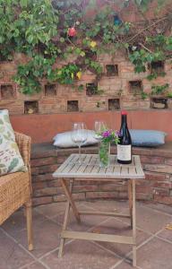 a table with two glasses and a bottle of wine at Apartament 'Es Botànic' in Blanes
