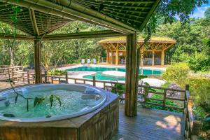 Θέα της πισίνας από το Banana Bamboo Ecolodge ή από εκεί κοντά