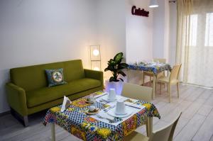 a living room with a green couch and a table at Casa Canali in Palermo