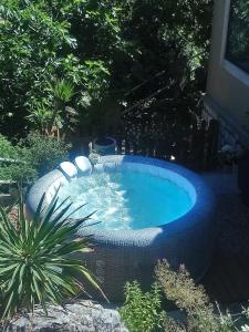 Basen w obiekcie Maison de charme avec piscine et jacuzzi dans cadre exceptionnel proche Marseille lub w pobliżu