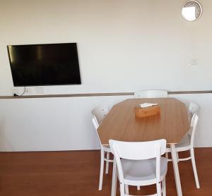 Habitación con mesa, sillas y TV de pantalla plana. en HOYO DE TIGADAY, en Tigaday