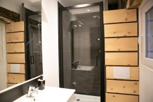 ห้องน้ำของ Séjour à Melun Appart'Hôtel de l'Hypercentre