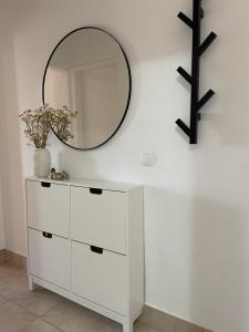 Vestidor blanco con espejo en la pared en Apartment Branka Kustura, en Hvar