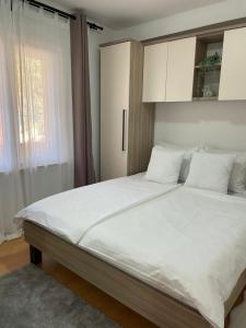 1 dormitorio con 1 cama grande con sábanas blancas en Apartment Branka Kustura, en Hvar
