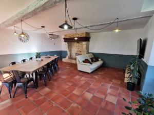 comedor con mesa, sillas y sofá en Chambres d'hôtes - Le Moussat, en Lagraulet-du-Gers
