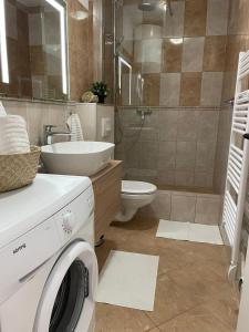y baño con lavadora y lavamanos. en Apartment Branka Kustura, en Hvar