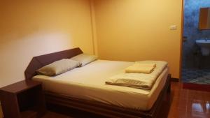 Säng eller sängar i ett rum på Phatra Hostel