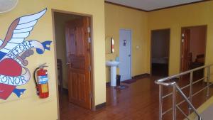 ein Badezimmer mit einem Feuerlöscher an der Wand in der Unterkunft Phatra Hostel in Thongsala + 79 Fotos