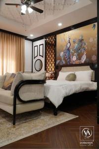 1 dormitorio con 2 camas y sofá en TMS Pullman Quy Nhơn The Maison House, en Quy Nhon