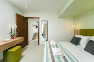 Postel nebo postele na pokoji v ubytování Miracle Suites by Klisma beach