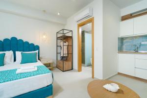 Postel nebo postele na pokoji v ubytování Miracle Suites by Klisma beach