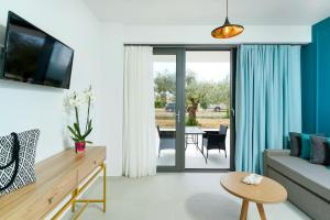 TV a/nebo společenská místnost v ubytování Miracle Suites by Klisma beach