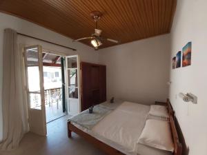 Postel nebo postele na pokoji v ubytování Theo Apartments