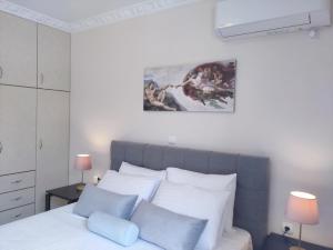 A bed or beds in a room at Blue Lagoon Luxury Apartment G2