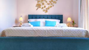 A bed or beds in a room at Blue Lagoon Luxury Apartment G2