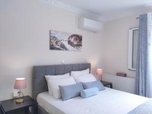 A bed or beds in a room at Blue Lagoon Luxury Apartment G2