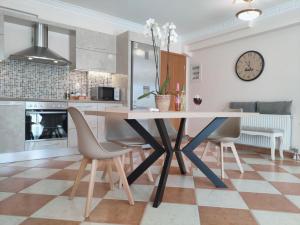 ein Esszimmer mit einem Tisch und Stühlen in einer Küche in der Unterkunft Blue Lagoon Luxury Apartment G2 in Argostoli