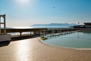 ポンテカニャーノにあるBlu Hotelの海の景色を望むスイミングプール