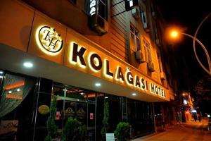 CorumにあるKOLAĞASI HOTELの建物横の韓国料理店標識