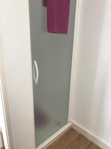 a door in a room with a purple towel at LINDA PRAIA in Consolação