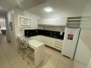 y cocina con encimera y nevera. en Flat a margem do açude velho, en Campina Grande