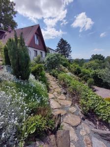 un camino de jardín que conduce a una casa en Farářova vyhlídka, en Náchod