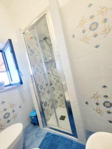 W łazience znajduje się prysznic ze szklanymi drzwiami. w obiekcie Casa vacanze Lino e Iolanda w mieście Pollara