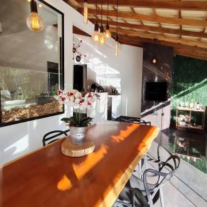 Coin salon dans l'établissement Seu Paraíso nas Montanhas