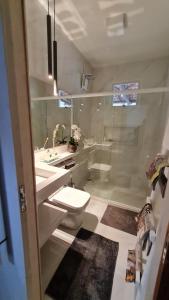 Salle de bains dans l'établissement Seu Paraíso nas Montanhas 8 autres photos