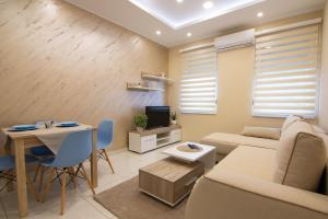 Novi GradにあるJana apartmaniのソファとテーブルのあるリビングルーム