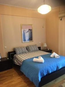 una camera da letto con un letto e due asciugamani di Ideal Forest room ad Atene