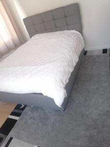 Ce lit se trouve dans un dortoir doté d'une couette blanche. dans l'établissement Lille près du CHU Lille, à Lille