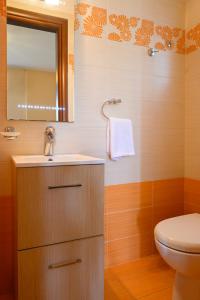 bagno con lavandino e servizi igienici di Ideal Forest room ad Atene