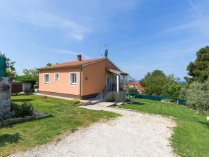 a small house in a yard with a gravel driveway at Apartment Anna in Poreč
