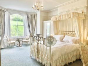 - une chambre avec un grand lit à baldaquin dans l'établissement The Buckley Arms, à Dinas Mawddwy